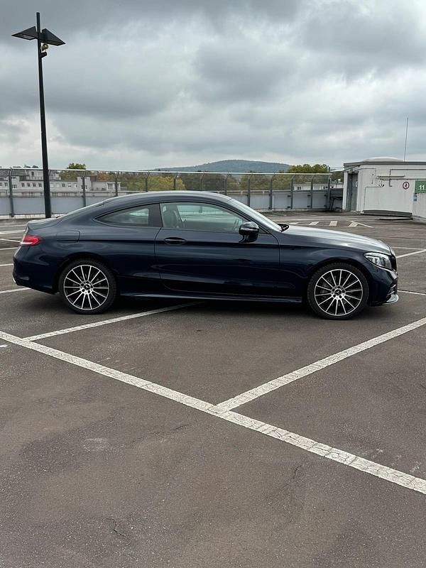 Gebraucht Mercedes C300 AMG line 258 PS (189 kW) 2018 Blau Coupé