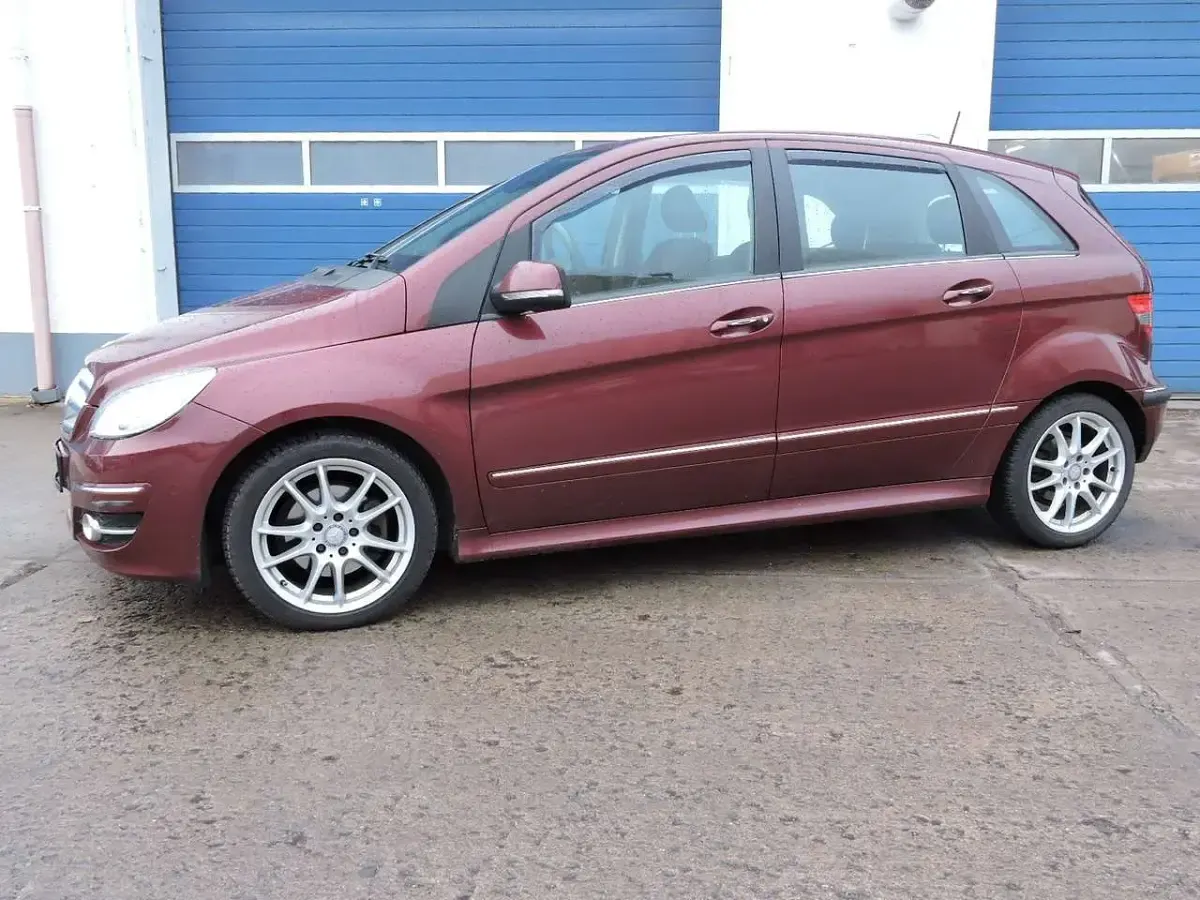 Gebraucht Mercedes B200 Sport Edition 140 PS (102 kW) 2010 Rot Van / Kleinbus
