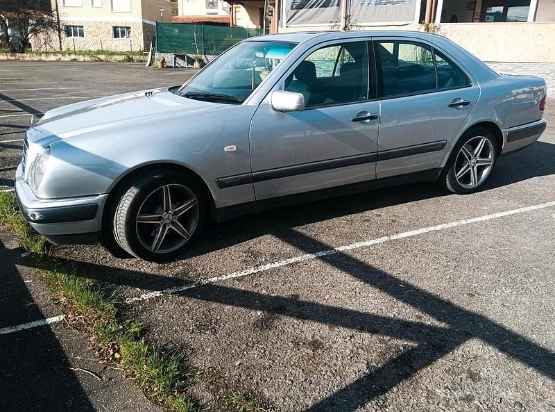 Gebraucht Mercedes E300 177 PS (130 kW) 1999 Grau Limousine
