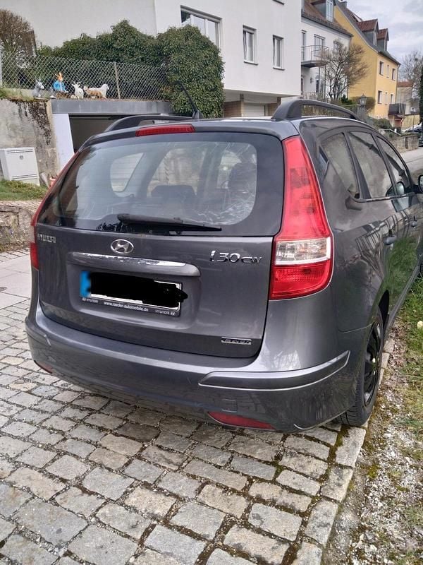 Gebraucht Hyundai i30 90 PS (66 kW) 2011 Grau Kombi