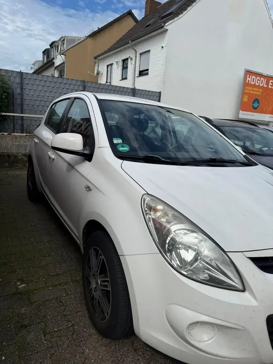 Gebraucht Hyundai i20 Edition 85 PS (62 kW) 2012 Weiß Kleinwagen