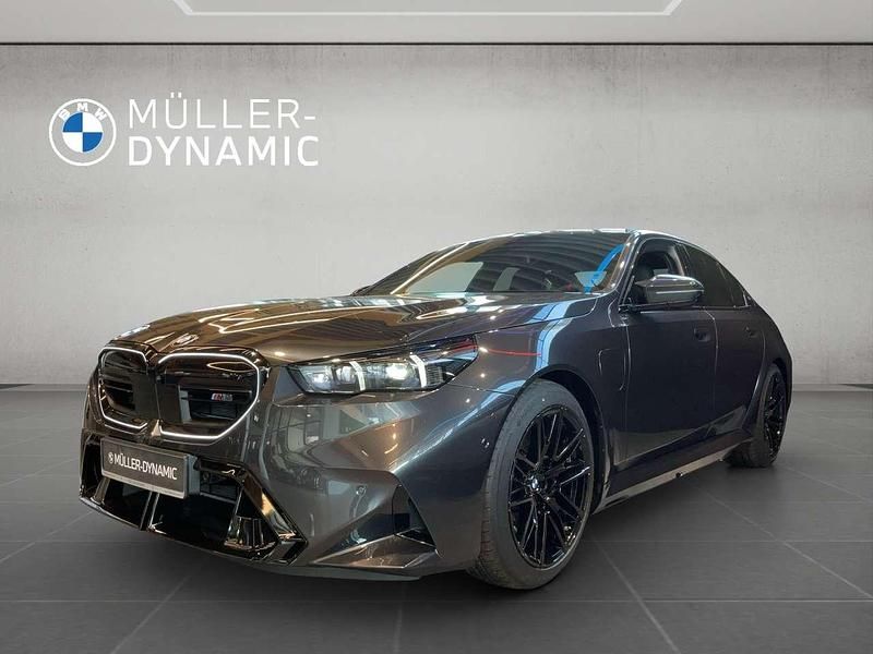 Sophistograu brillanteffekt me Neu 2025 BMW M5 Sport Line Limousine | 139.910 € (Fairer Preis) - Bild 1/4