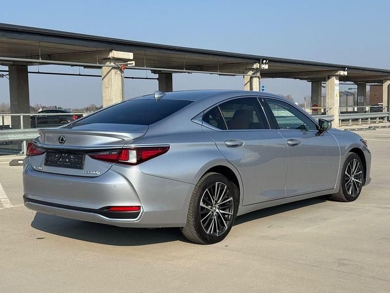 Gebraucht Lexus ES300H 218 PS (160 kW) 2024 Silber Limousine
