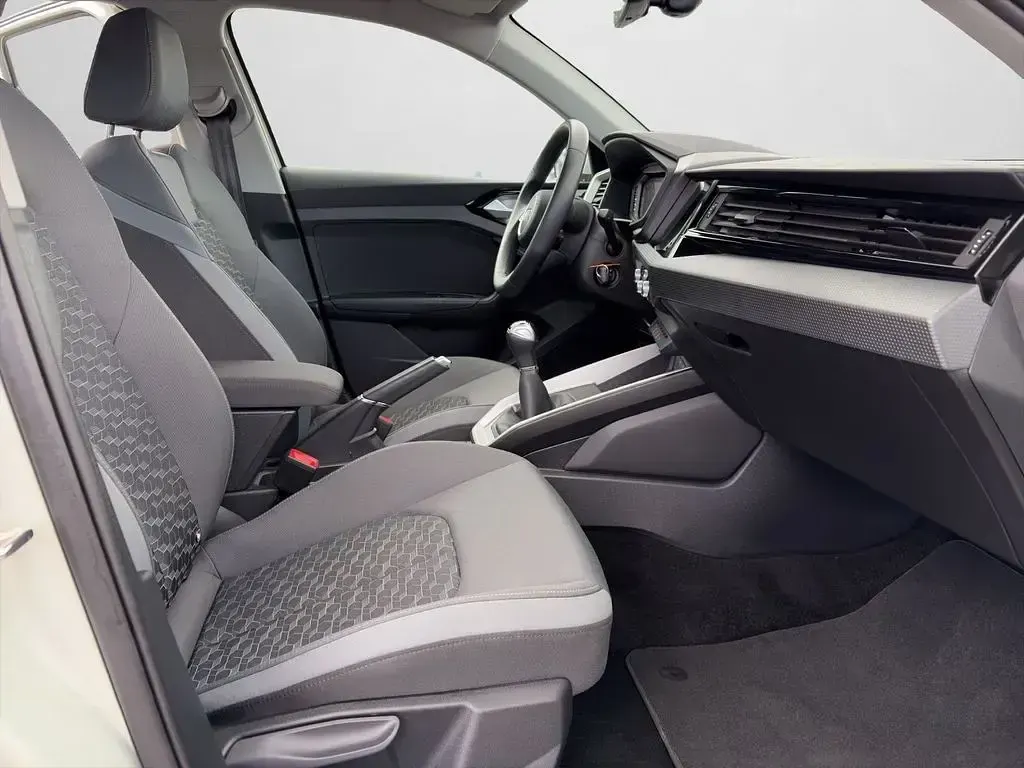 Gebraucht Audi A1 Basis 110 PS (80 kW) 2023 Tausilber metallic SUV