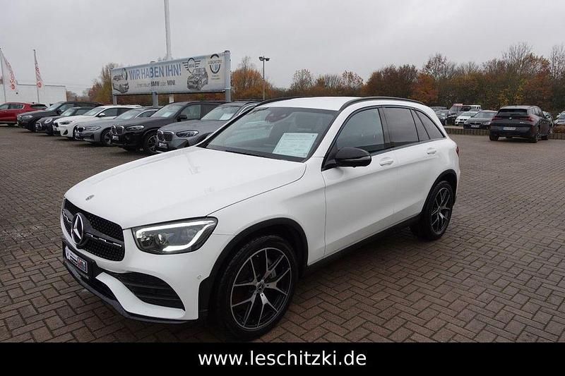 Weiß Gebraucht 2020 Mercedes GLC300 AMG line SUV | 29.990 € (Fairer Preis) - Bild 1/4