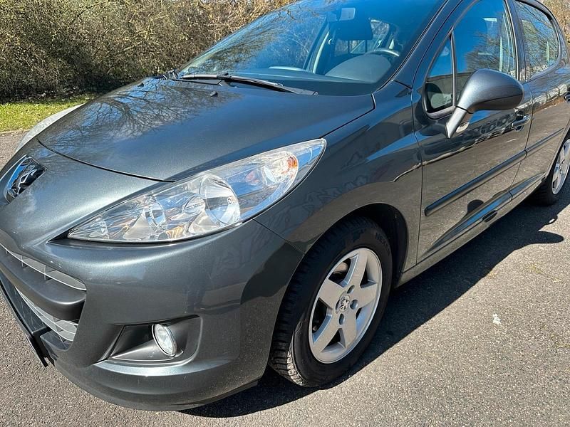 Gebraucht Peugeot 207 90 PS (66 kW) 2012 Grau Limousine