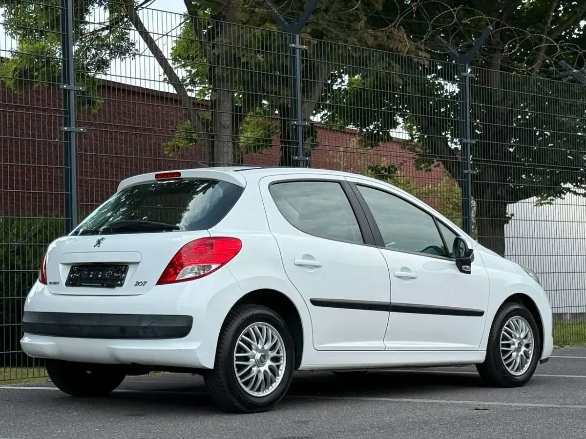 Gebraucht Peugeot 207 Urban Move 95 PS (69 kW) 2010 Weiß Limousine