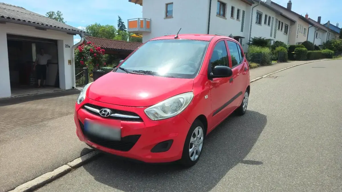 Gebraucht Hyundai i10 Edition 69 PS (50 kW) 2013 Rot Kleinwagen