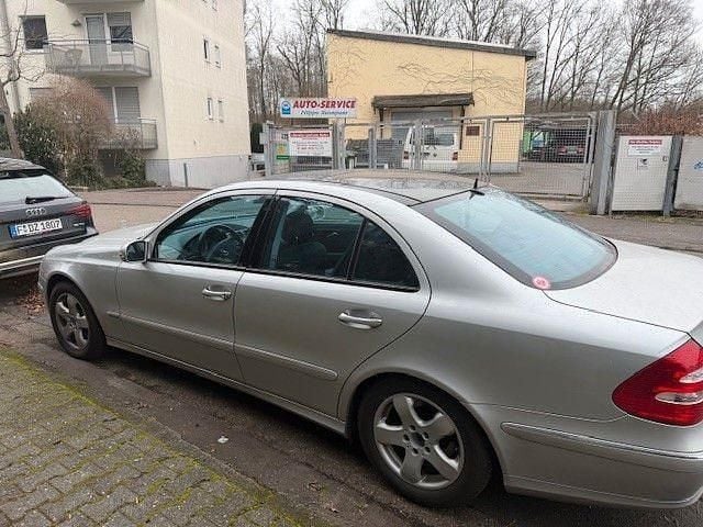 Gebraucht Mercedes E240 Avantgarde 177 PS (130 kW) 2002 Silber Limousine