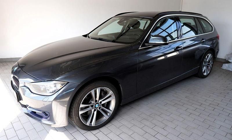 Grau Gebraucht 2015 BMW 335 Sport Line Limousine | 21.990 € (Fairer Preis) - Bild 1/4