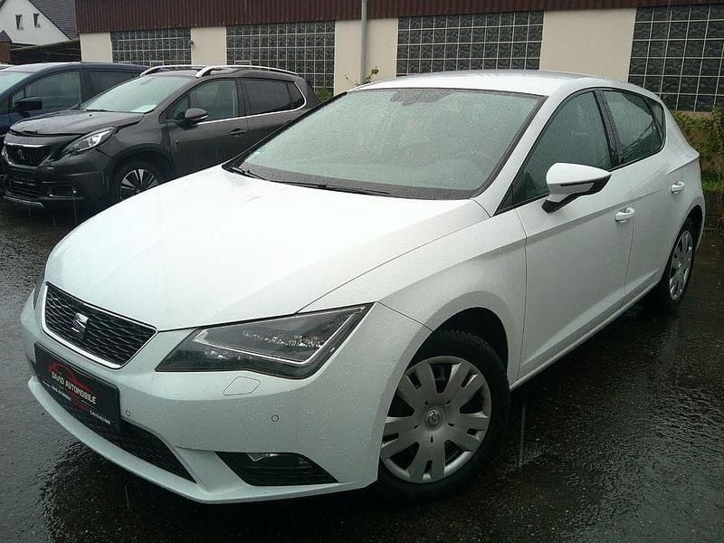 Weiß Gebraucht 2013 Seat Leon Style Limousine | 5.990 € (Guter Preis) - Bild 1/4