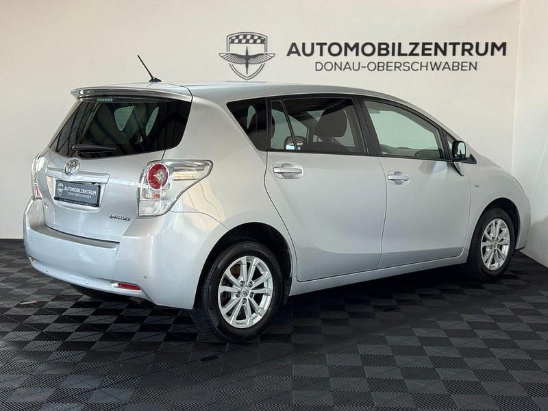 Gebraucht Toyota Verso 126 PS (92 kW) 2012 Silber Van / Kleinbus