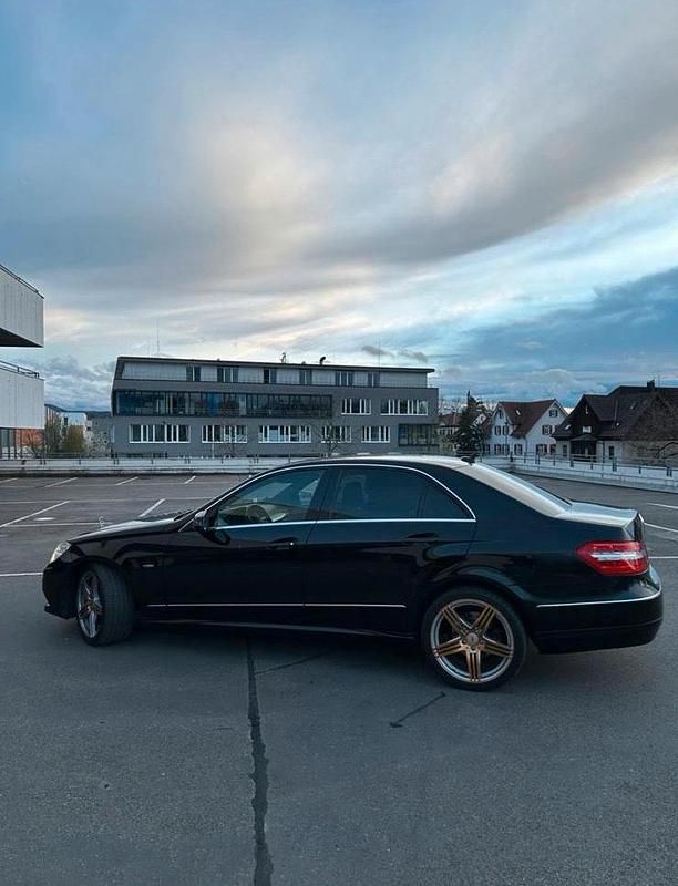 Gebraucht Mercedes E250 204 PS (150 kW) 2009 Schwarz Limousine
