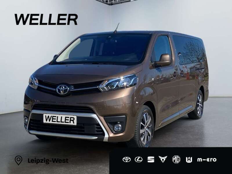Brown rich oak Gebraucht 2023 Toyota Proace Verso Comfort Kombi | 38.490 € (Fairer Preis) - Bild 1/3