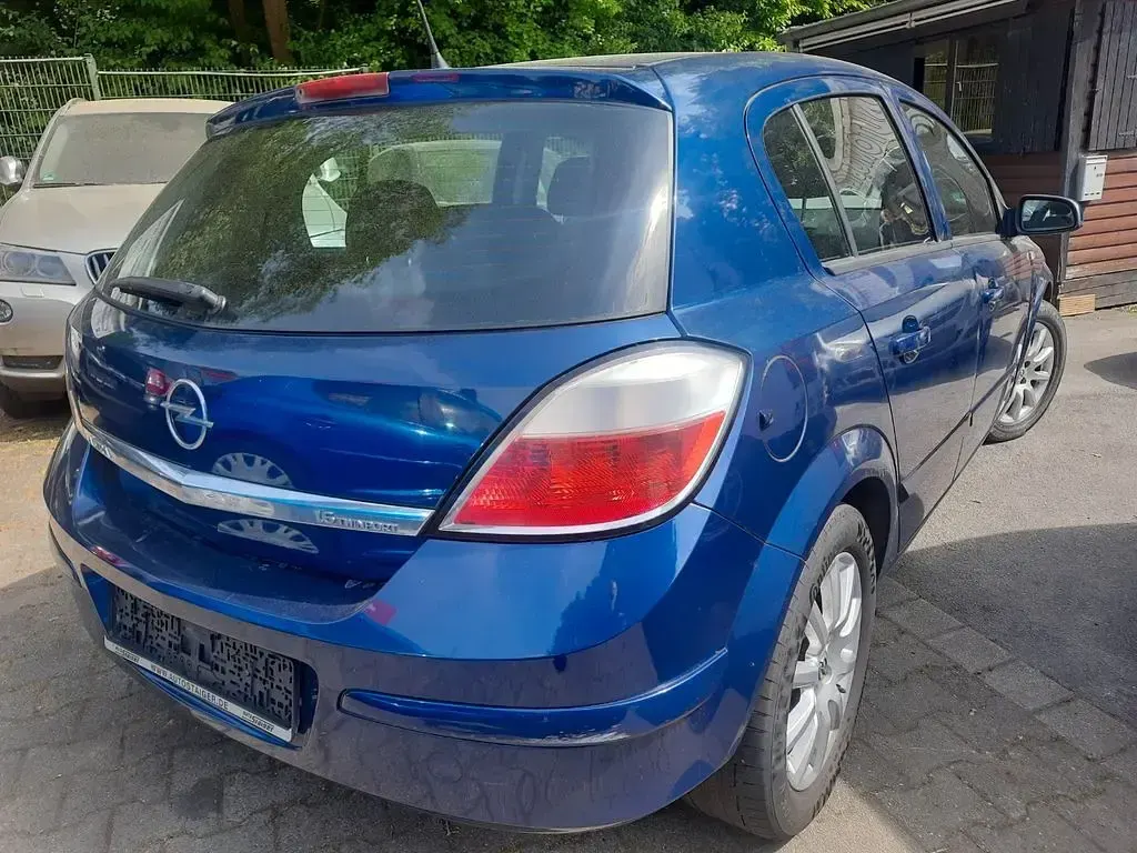 Używany Opel Astra Edition+ 105 KM (77 kW) 2006 Niebieski Sedan/Limuzyna