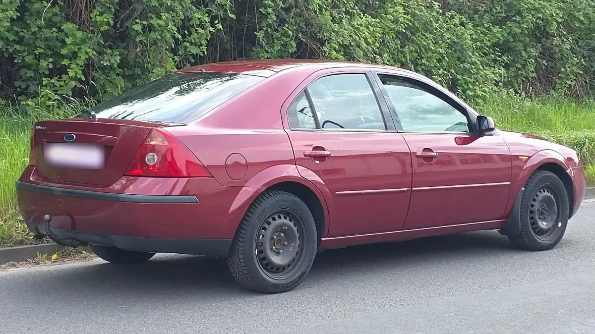 Gebraucht Ford Mondeo 145 PS (106 kW) 2001 Rot Limousine