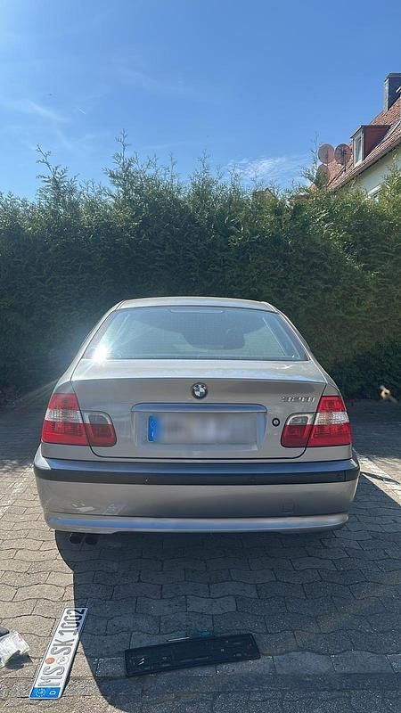 Grau Gebraucht 2004 BMW 320 Limousine | 4.900 € (Fairer Preis) - Bild 1/4