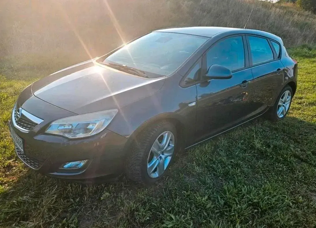 Używany Opel Astra 115 KM (84 kW) 2010 Szary Sedan/Limuzyna