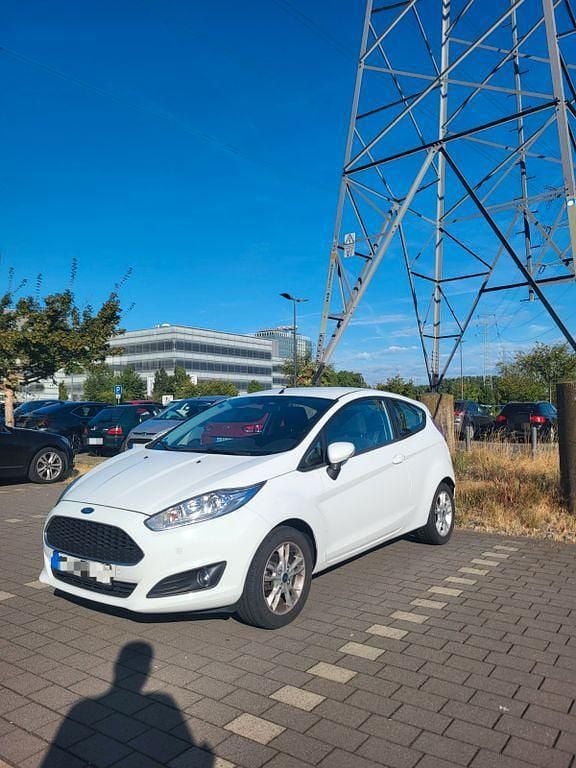 Weiß Gebraucht 2016 Ford Fiesta Celebration Kleinwagen | 5.500 € (Guter Preis) - Bild 1/4