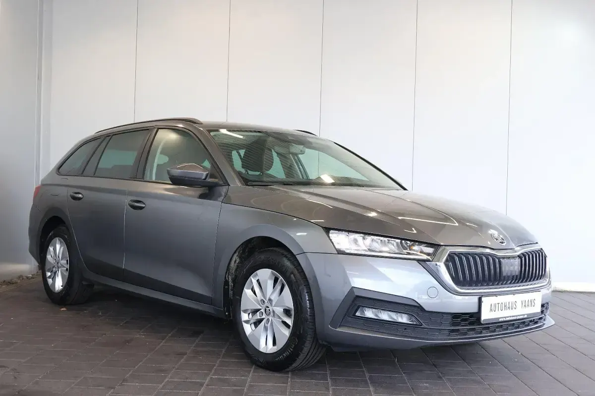 Gebraucht Skoda Octavia Ambition 150 PS (110 kW) 2023 Grau Kombi