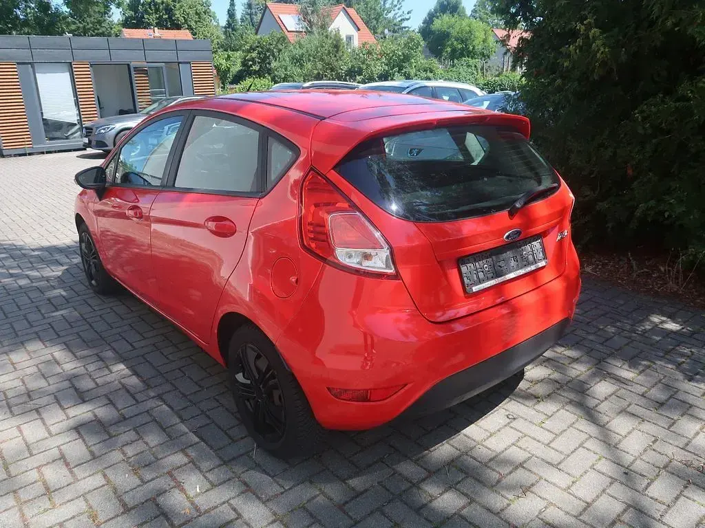 Gebraucht Ford Fiesta Trend 60 PS (44 kW) 2013 Rot Limousine