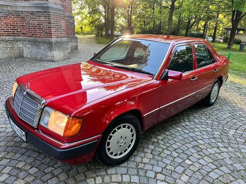 Rot Gebraucht 1992 Mercedes E260 Limousine | 10.790 € - Bild 1/4