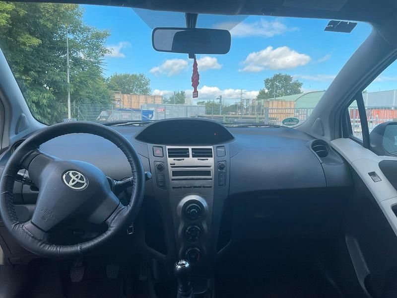 Gebraucht Toyota Yaris 69 PS (50 kW) 2010 Weiß Limousine