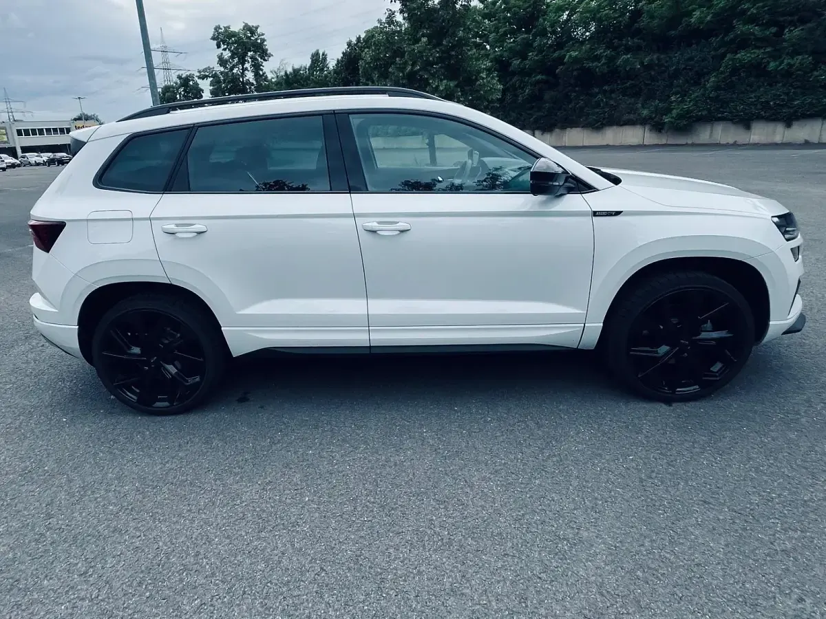 Gebraucht Skoda Karoq SportLine 150 PS (110 kW) 2025 Weiß SUV