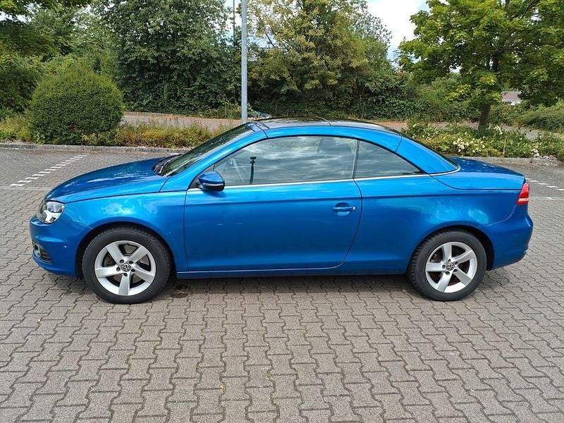 Gebraucht VW Eos Basis 140 PS (102 kW) 2011 Blau Cabrio