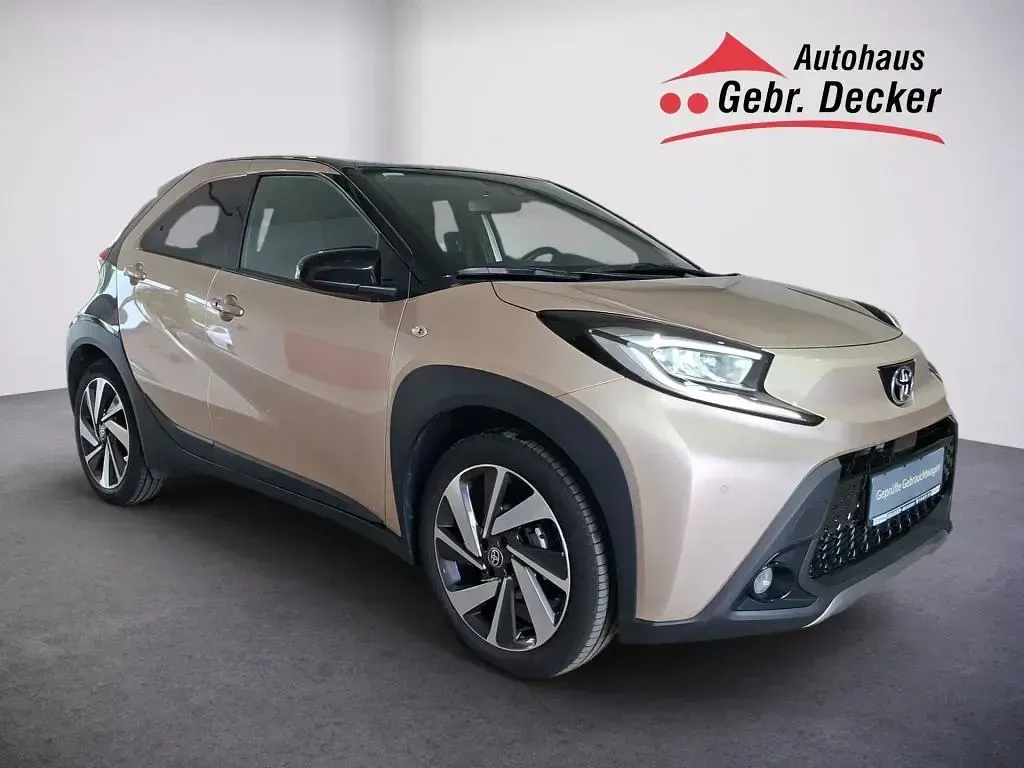 Gebraucht Toyota Aygo X X-plore 72 PS (52 kW) 2024 Ginger beige / night sky black SUV