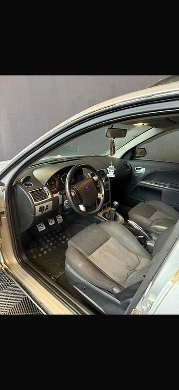 Gebraucht Ford Mondeo 145 PS (106 kW) 2002 Grau Kombi