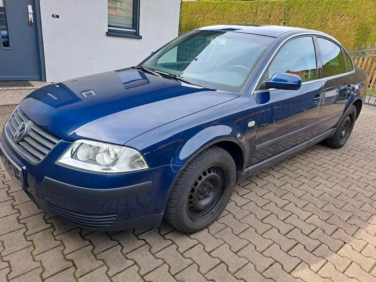 Używany VW Passat 131 KM (96 kW) 2002 Niebieski Sedan/Limuzyna