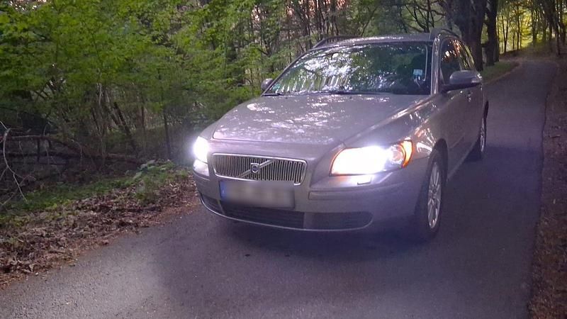 Grau Gebraucht 2007 Volvo V50 Summum Kombi | 2.200 € (Superpreis) - Bild 1/4