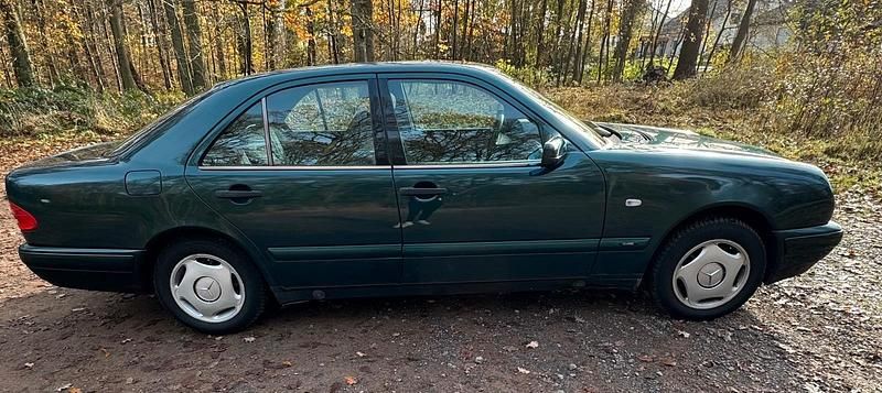 Gebraucht Mercedes E230 150 PS (110 kW) 1997 Grün Limousine