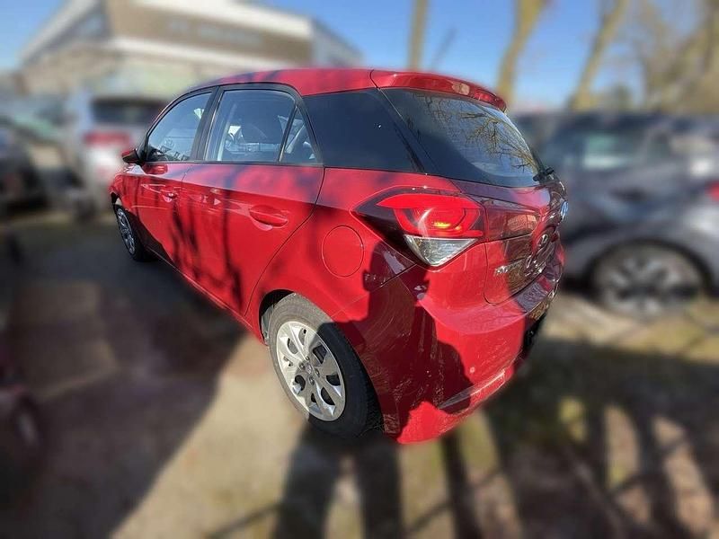 Gebraucht Hyundai i20 Trend 120 PS (88 kW) 2017 Red passion / mic Kleinwagen