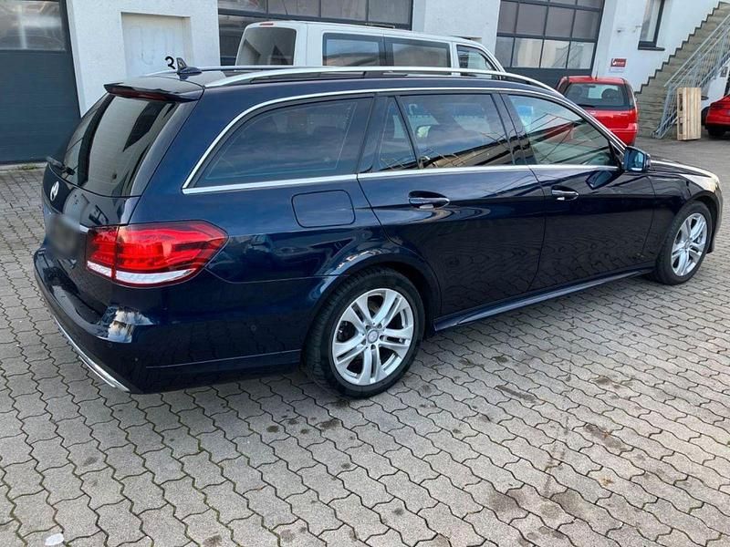 Gebraucht Mercedes E350 AMG line 258 PS (189 kW) 2016 Blau Kombi