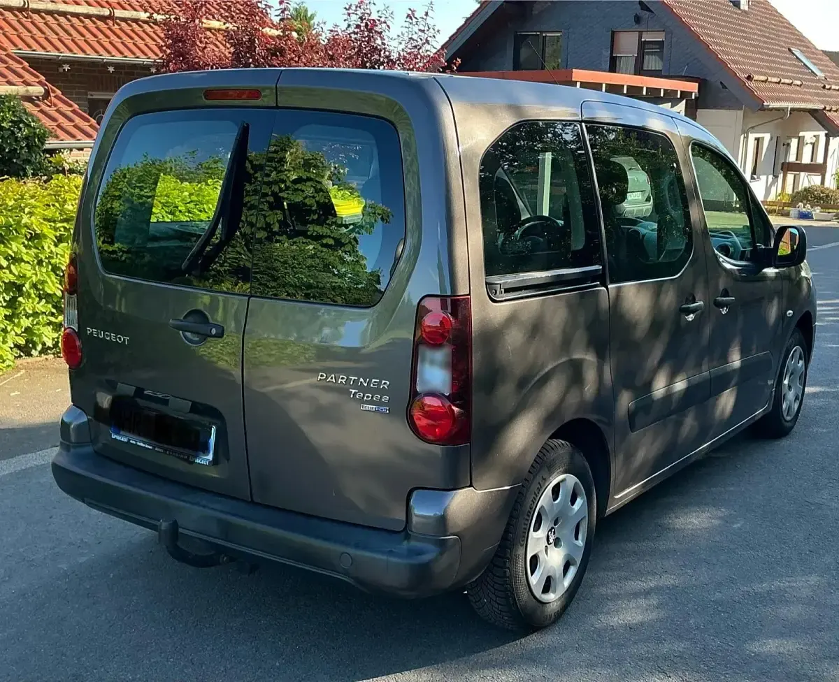 Gebraucht Peugeot TePee 120 PS (88 kW) 2016 Grau Kombi
