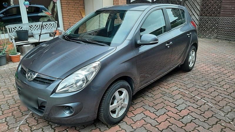 Grau Gebraucht 2012 Hyundai i20 Edition Limousine | 5.830 € (Fairer Preis) - Bild 1/4