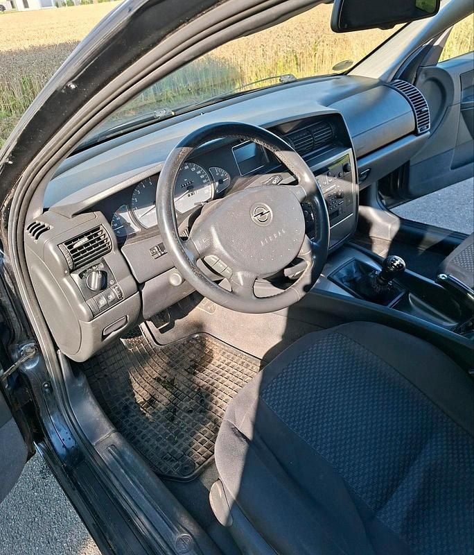 Schwarz Gebraucht 2002 Opel Omega Kombi | 1.649 € - Bild 1/4