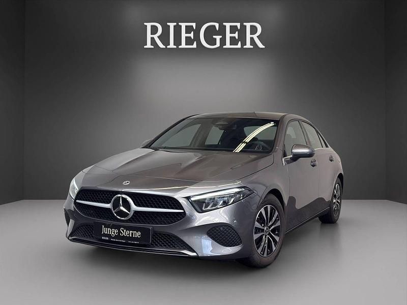 Grey metallic Gebraucht 2024 Mercedes A180 Limousine | 29.599 € (Fairer Preis) - Bild 1/4
