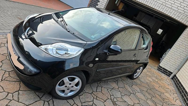 Gebraucht Peugeot 107 68 PS (50 kW) 2008 Schwarz Kleinwagen
