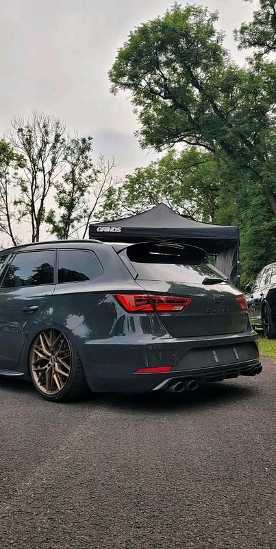 Grau Gebraucht 2019 Cupra Leon Limousine | 28.999 € - Bild 1/4