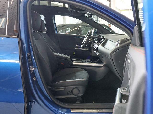 Blau / spektralblau (metallic) Gebraucht 2023 Mercedes GLA220 AMG SUV | 47.462 € (Etwas zu teuer) - Bild 1/4