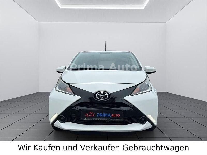 Gebraucht Toyota Aygo X-play 69 PS (50 kW) 2015 Weiß Kleinwagen