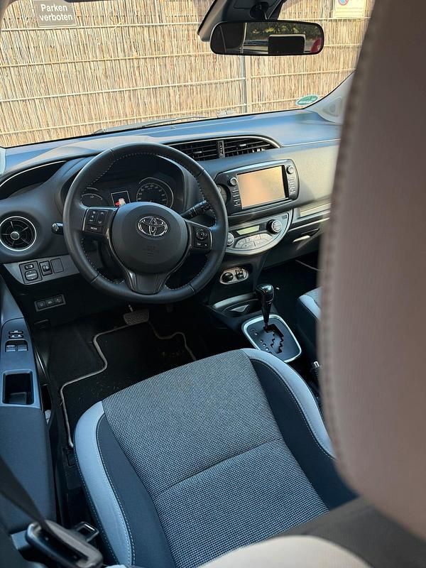 Gebraucht Toyota Yaris Hybrid 74 PS (54 kW) 2019 Weiß Kleinwagen