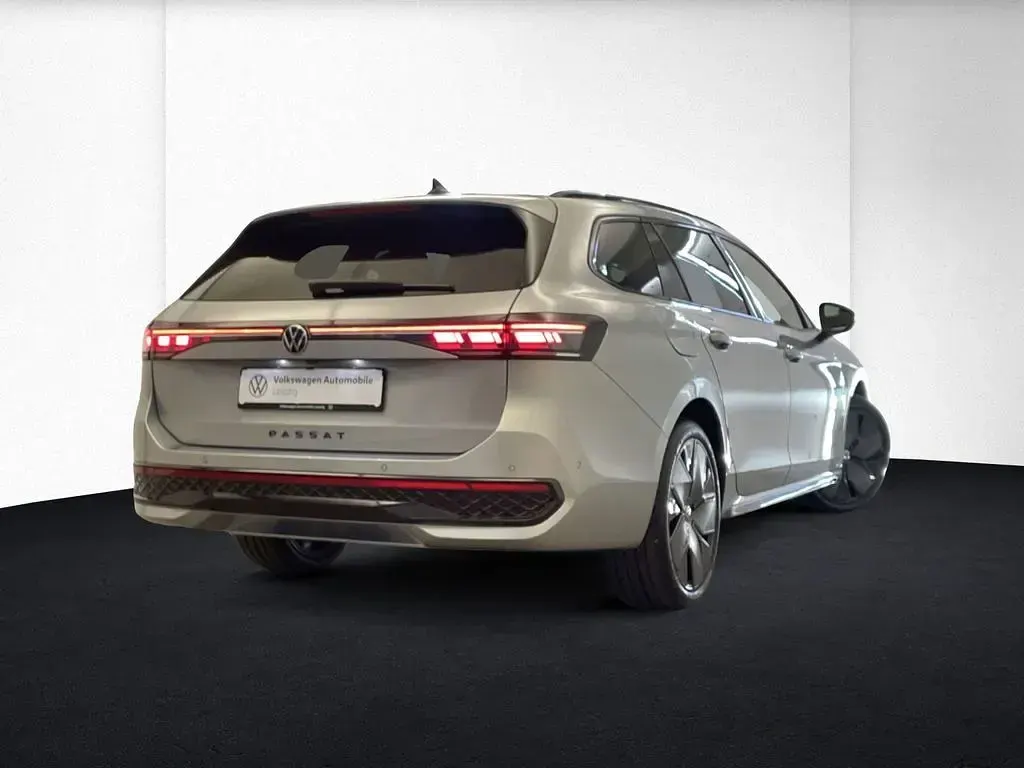 Gebraucht VW Passat R-line 272 PS (200 kW) 2024 Silber Kombi