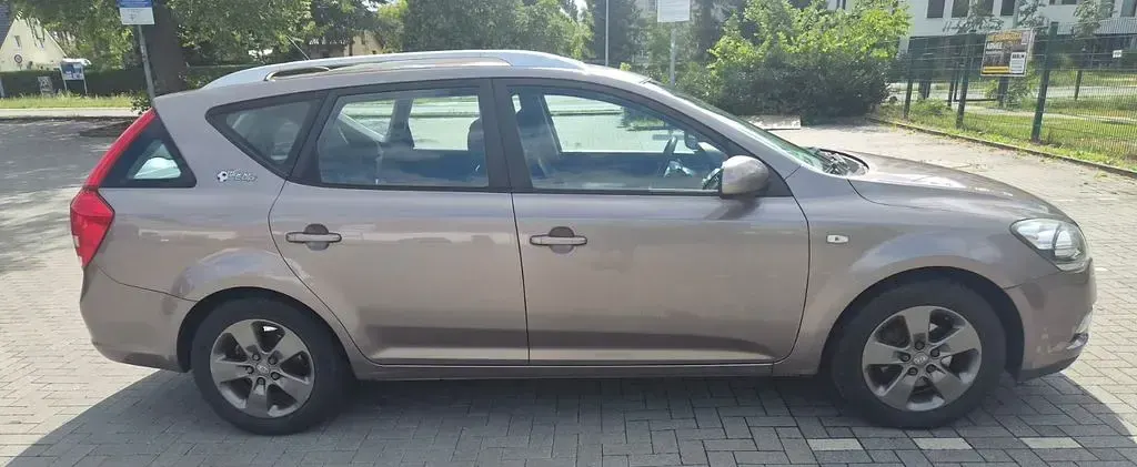 Gebraucht Kia Ceed Sportswagon 90 PS (66 kW) 2010 Silber Kombi