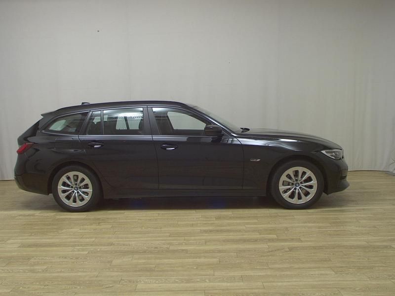 Schwarz Gebraucht 2022 BMW 330e Advantage Kombi | 21.980 € (Guter Preis) - Bild 1/4