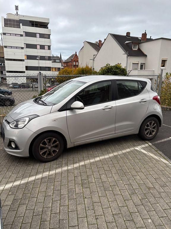 Silber Gebraucht 2015 Hyundai i10 Style Kleinwagen | 5.999 € (Guter Preis) - Bild 1/4