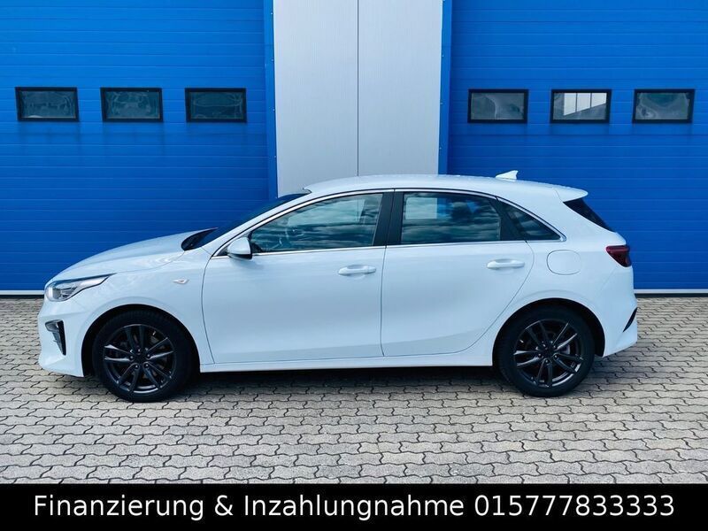 Weiß Gebraucht 2021 Kia Ceed Limousine | 18.800 € (Etwas zu teuer) - Bild 1/4